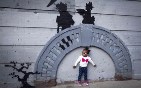 Маленькая девочка рядом с граффити