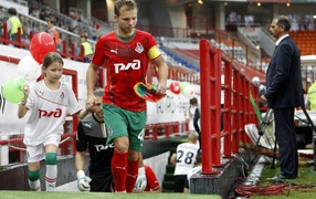 Защитник Локомотива Роман Шишкин выходит на поле