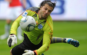 Вратарь Локомотива Илья Абаев ловит мяч