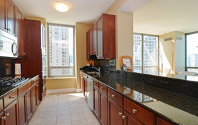 Длинная коричневая кухня