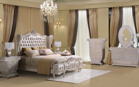 Роскошная спальня с большой кроватью