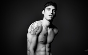 Мужчина с татуировками