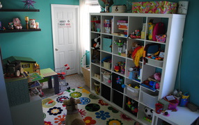 Много игрушек в детской комнате