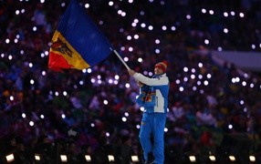 Флаг команды Молдавии на арене на открытии Олимпиады в Сочи