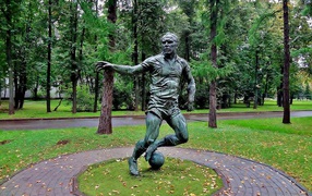 Памятник Эдуарду Стрельцову выдающемуся футболисту