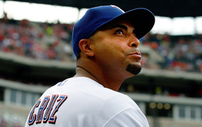 Нельсон Круз смотрит на поклонников бейсбола