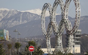 Олимпийские кольца на фоне гор в Сочи 2014