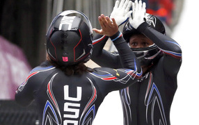 Обладательницы серебряных медалей в дисциплине бобслей Лорин Уильямс и Илана Майерс на олимпиаде в Сочи