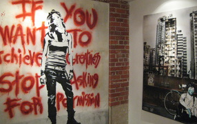 Нарисованная девушка в полный рост