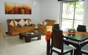 Картины на стене в столовой