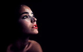 Фотография красивая женщина в темноте