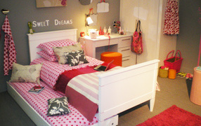 Подушки на кровати в детской