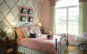 Розовые стены в спальне