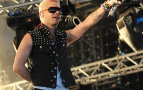 Популярный певец с татуировкой