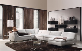 Отдых на диване в гостиной