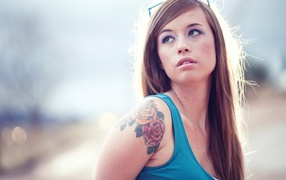 Татуировка розы на плече у девушки