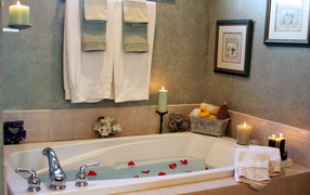 Лепестки розы в ванной