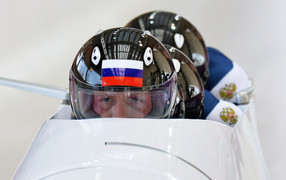 Обладатели золотой медали российские бобслеисты на олимпиаде в Сочи
