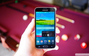 Samsung Galaxy S5 в руке