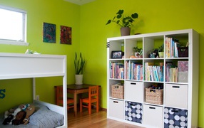 Полки в детской комнате