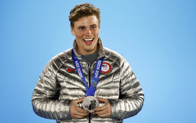 Обладатель серебряной медали американский фристайлист Гас Кенуорти на олимпиаде в Сочи
