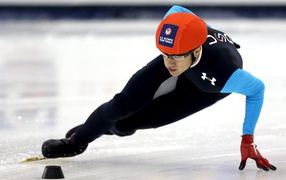 Обладатель серебряной медали американский шорт-трекист Джон Чельски на олимпиаде в Сочи