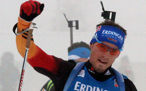 Обладатель серебряной медали немецкий биатлонист Симон Шемпп на олимпиаде в Сочи