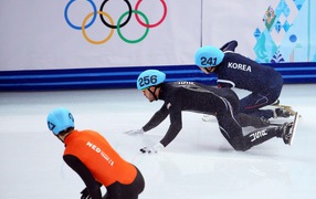 Обладатель серебряной медали американский шорт-трекист Эдуардо Алварез на олимпиаде в Сочи