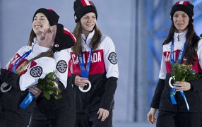Обладательница серебряной медали канадская шорт-трекистка Мари-Эва Дроле на олимпиаде в Сочи