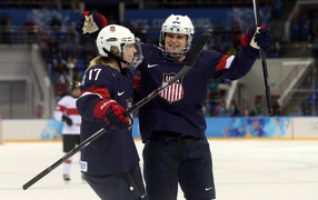 Обладательницы серебряной медали американские спортсменки по хоккею на олимпиаде в Сочи