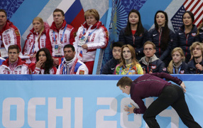 Фигурист на фоне трибун на Олимпиаде в Сочи