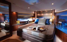 Просторная кровать в спальне