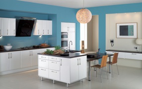 Просторная голубая кухня