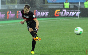 Капитан Спартака Сергей Паршивлюк отбивает мяч