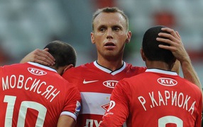 Денис Глушаков полузащитник Спартака с коллегами