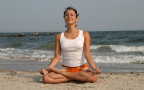 Спортивная девушка медитирует