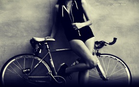  Спортивная девушка с велосипедом