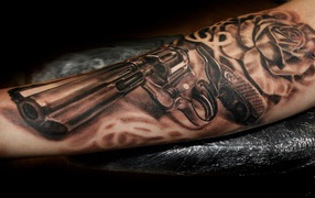 Татуировка в виде пистолета