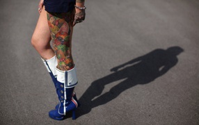 Татуировка на ноге у женщины