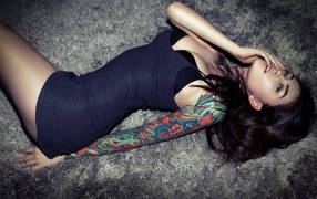 Тату на руке у девушки