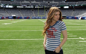 Блондинка на футбольном поле