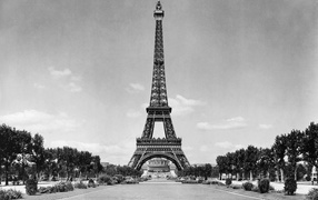 Эйфелева башня и парк, чёрно-белое фото