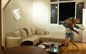 Фотография девушка разбив стекло