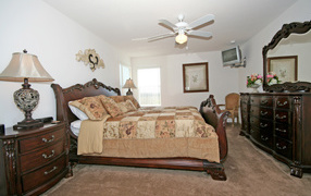 Вентилятор на потолке спальни