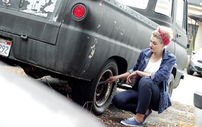 The girl repairing the car