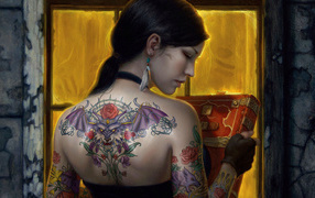 Девушка с татуировкой дракона на спине