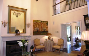 Зеркало над камином в гостиной