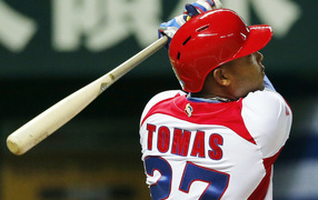 Томас Ясмани играет в бейсбол