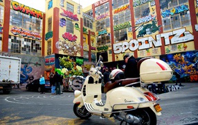 Разные граффити на домах