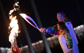 Владислав Третьяк и Ирина Роднина зажигают огонь Олимпиады в Сочи